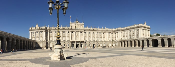 Palazzo Reale di Madrid is one of Posti che sono piaciuti a Kelly Marcelino.