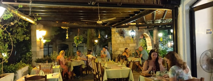 Mother's Restaurant is one of Lugares favoritos de Dima.