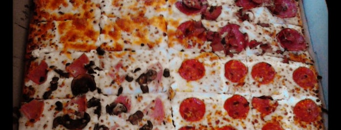 Domino's Pizza is one of Tempat yang Disukai Stanley.