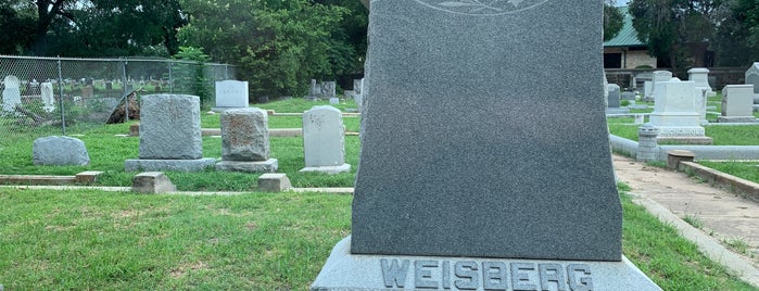 1st Street Cemetery is one of สถานที่ที่ Lizzie ถูกใจ.