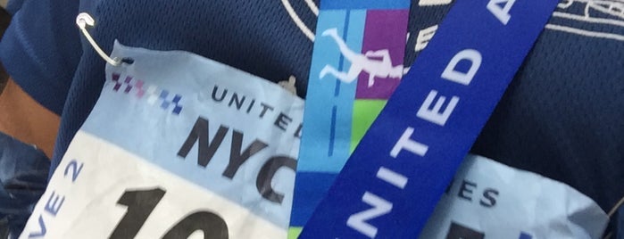 United Airlines NYC Half Marathon Finish Area is one of Tempat yang Disukai Corley.