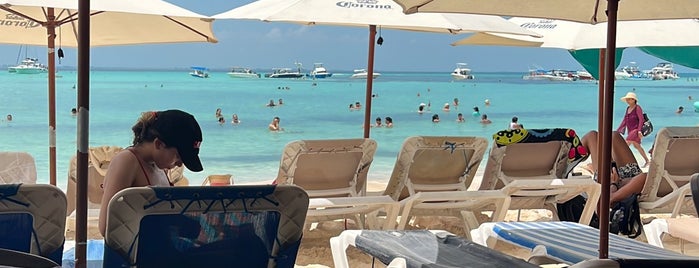 Chimbo's Beach Restaurant & Bar is one of Cancún.