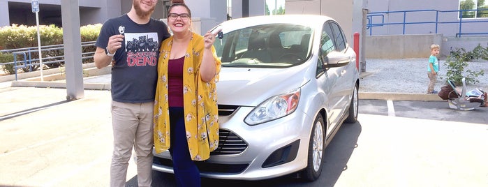 Lithia Ford Lincoln of Fresno is one of Locais curtidos por Tyler.