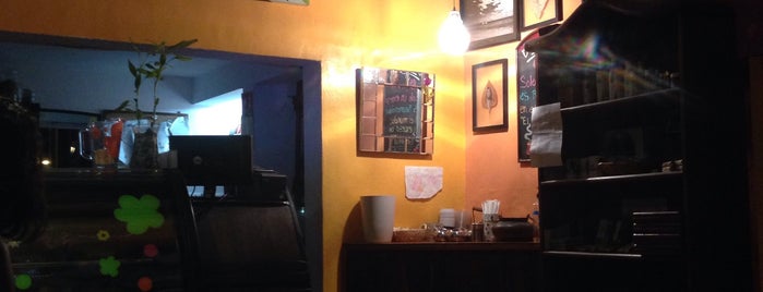 Le Cafe D' Amancia is one of Locais curtidos por Hugo.