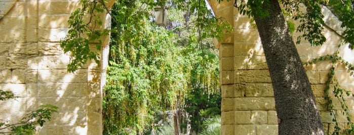 San Anton Gardens is one of Petri'nin Beğendiği Mekanlar.