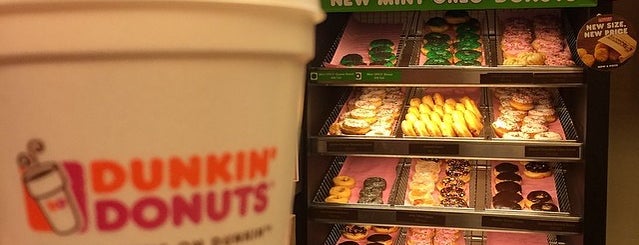 Dunkin' is one of Locais curtidos por SandiSecrets.