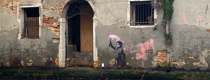 Banksy's Migrant Child is one of Venedig.