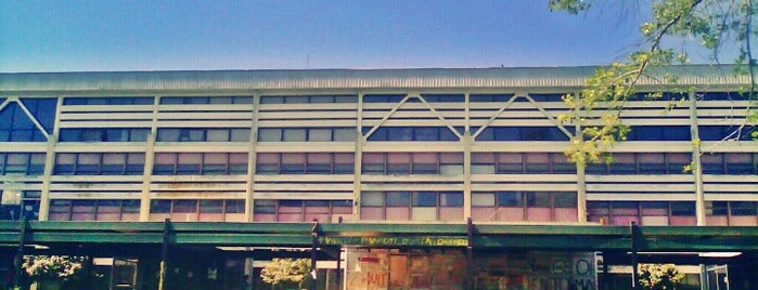 Facultad de Arquitectura, Urbanismo y Geografía is one of สถานที่ที่ Oliver ถูกใจ.