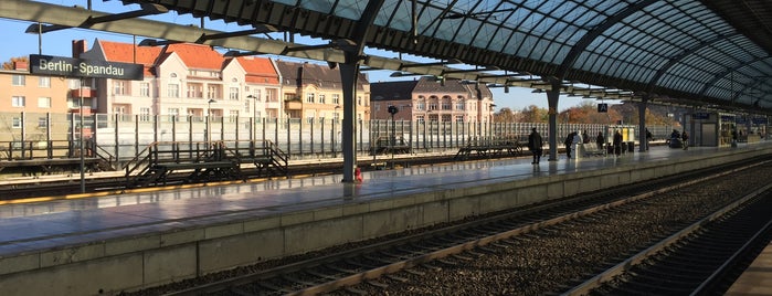 Bahnhof Berlin-Spandau is one of Orte, die Michael gefallen.