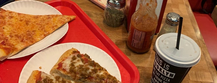 La Nonna Krispy Krust Pizza is one of Locais salvos de Kimmie.