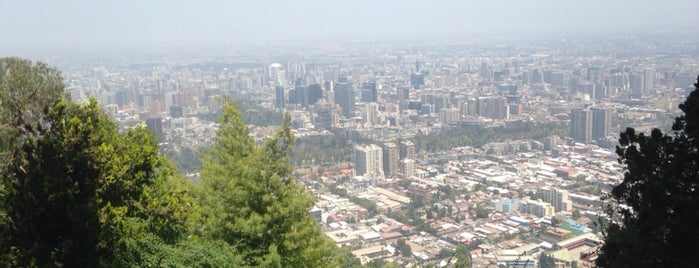 Funicular del Cerro San Cristóbal is one of สถานที่ที่ pOps ถูกใจ.