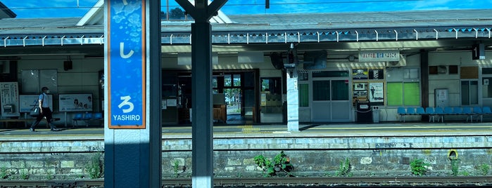 Yashiro Station is one of しなの鉄道線.