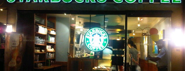 Starbucks is one of Orte, die Gina gefallen.