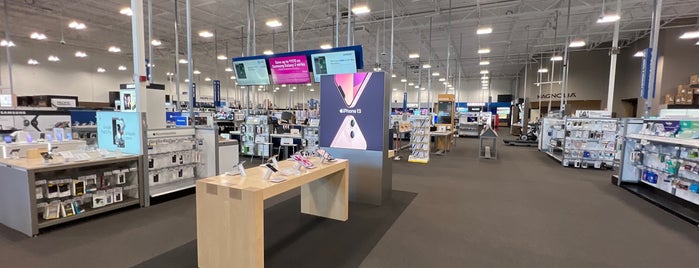 Best Buy is one of Raymond’s Liked Places.