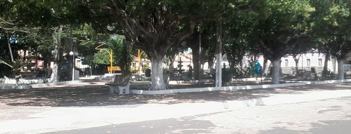 Praça Leonidas Melo is one of lugares que visitei.