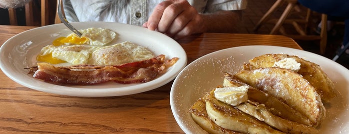 Cracker Barrel Old Country Store is one of Good Eats.