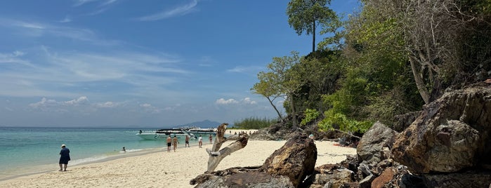Koh Mai Phai (Bamboo Island) is one of Krabi.