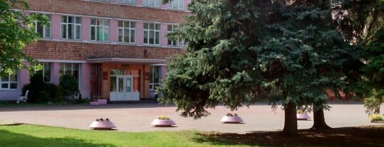 Средняя школа № 9 is one of Учреждения образования Бреста.