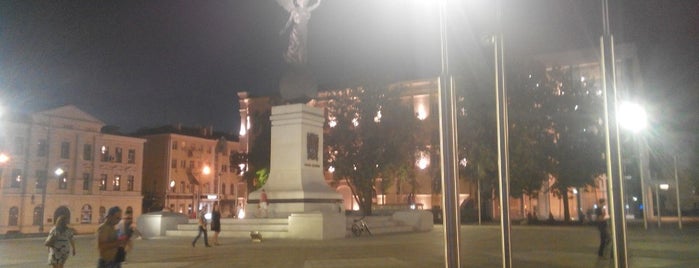 Площа Конституції / Constitution Square is one of สถานที่ที่ Yuliia ถูกใจ.