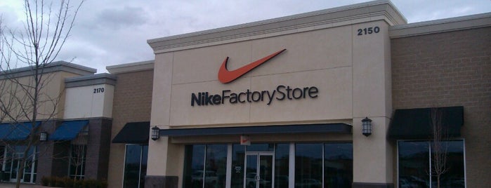 Nike Factory Store is one of Tempat yang Disukai Alexis.