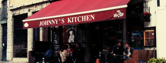 Johnny's Kitchen is one of Locais curtidos por Aline.