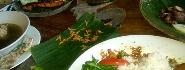 RM Muara Kobe (Lapo Batak) is one of places to eat.