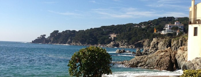 Platja d'en Calau is one of PLAYAS y CALAS COSTA BRAVA.