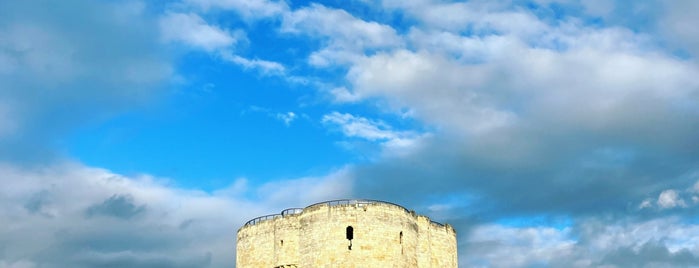 Clifford's Tower is one of Orte, die Carl gefallen.