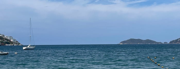 Playa Icacos is one of Lugares favoritos de Ceci.