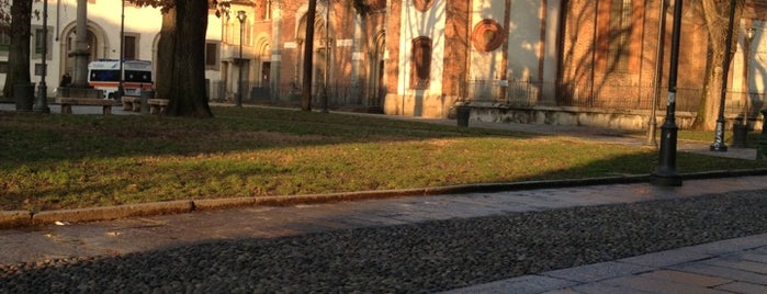 Piazza Sant'Eustorgio is one of Posti che sono piaciuti a Yunus.