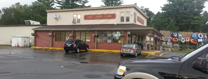 Charlie Johns Grocery is one of Lindsayさんのお気に入りスポット.