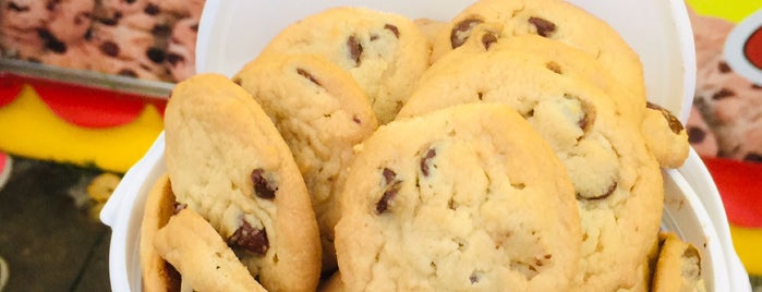 Barksdale's Chocolate Chip Cookies is one of Lugares favoritos de Meredith.