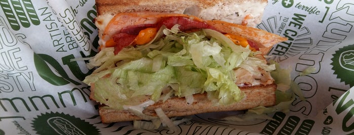 Quiznos Sub is one of Hana'nın Beğendiği Mekanlar.