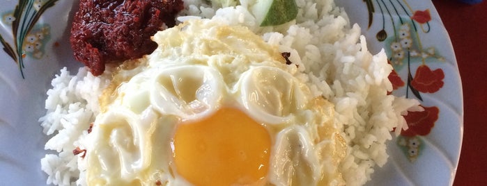 Restoran Jamnah Nasi Lemak (Laksa Penang) is one of สถานที่ที่ ꌅꁲꉣꂑꌚꁴꁲ꒒ ถูกใจ.