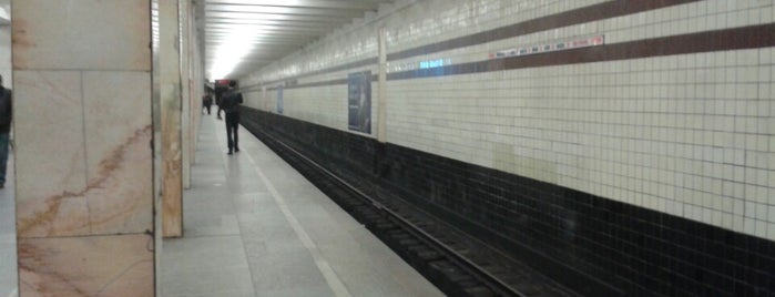 metro Novye Cheryomushki is one of Московское метро | Moscow subway.