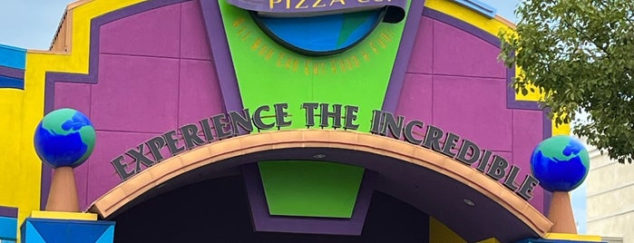 John's Incredible Pizza Company is one of Lugares favoritos de Velma.
