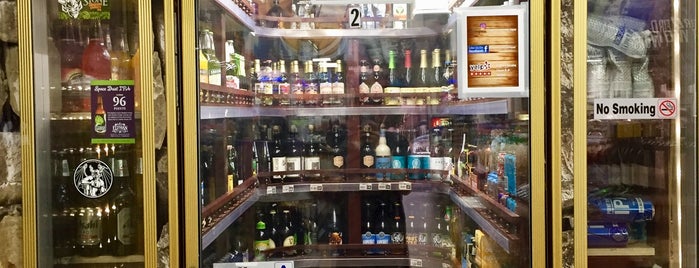 Country Cousins Liquor & Market is one of E'nin Beğendiği Mekanlar.
