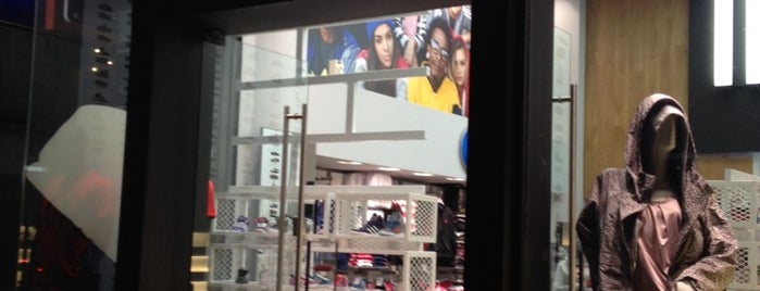 Adidas Store is one of สถานที่ที่ Ifigenia ถูกใจ.