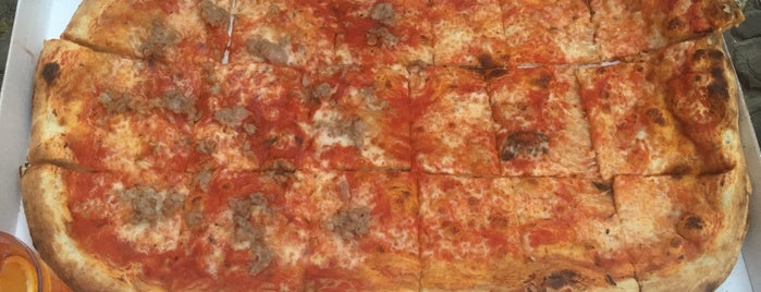 Pizzeria 360º is one of Lieux qui ont plu à Şebnem.