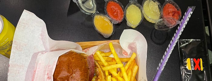Burger X is one of Tempat yang Disukai Altuğ.