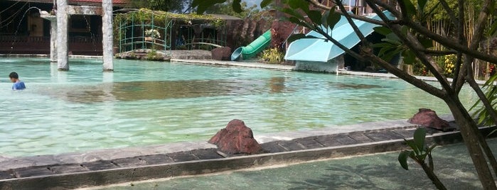 Graha Tirta Restaurant and Swimming Pool is one of Orte, die Kiyohide gefallen.