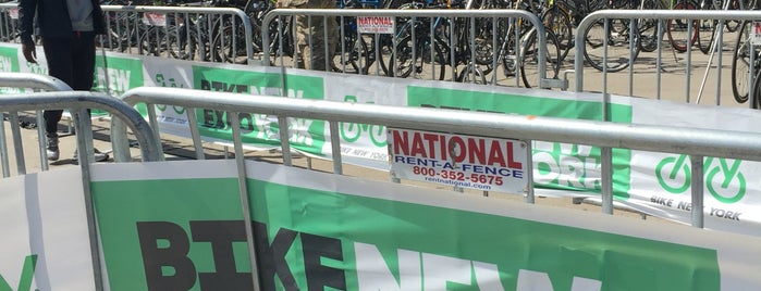 Five Boro Bike Tour Expo is one of สถานที่ที่ Maria ถูกใจ.