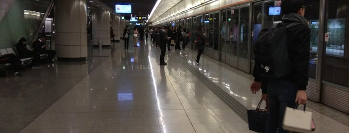 MTR Kowloon Station Platform 3 is one of สถานที่ที่ Çağrı🤴🏻🇹🇷 ถูกใจ.