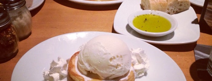 California Pizza Kitchen is one of Blaireさんのお気に入りスポット.