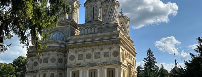 Mânăstirea Curtea de Argeș is one of romania.