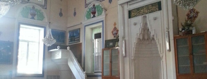 Narlidere Merkez Camii is one of ahmet'in Beğendiği Mekanlar.