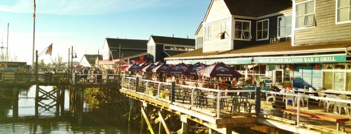Blue Canoe Waterfront Restaurant is one of Tempat yang Disukai Vivian.
