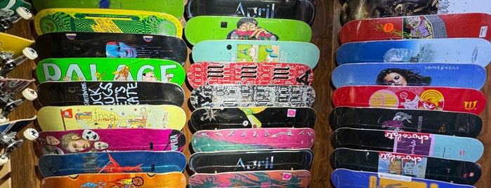 Amigos Skate Shop is one of Skate, Surf, Snow en Barcelona.