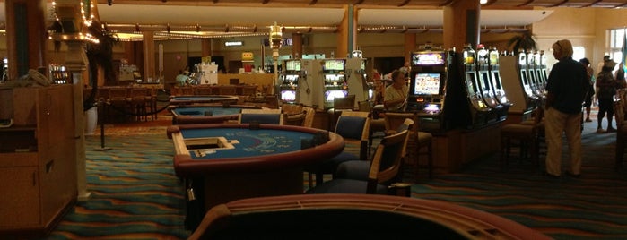 Treasure Bay Casino is one of สถานที่ที่ Nadia ถูกใจ.