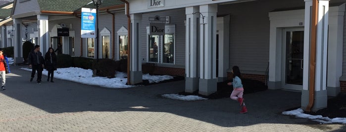 Dior Outlet is one of JJ 님이 좋아한 장소.